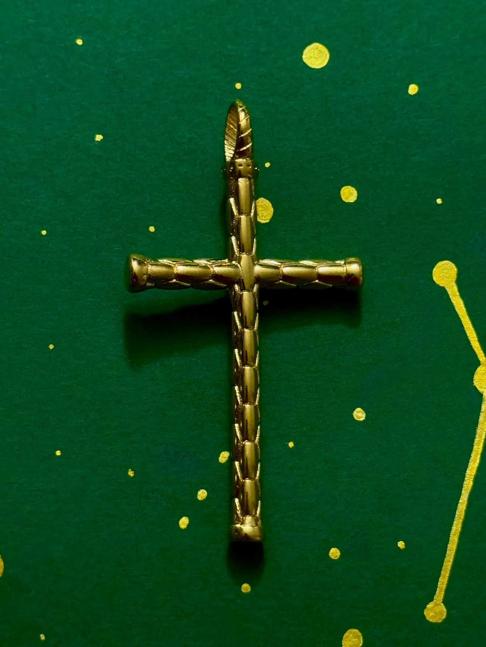 Dije Cruz Grabada - Oryos Joyeria