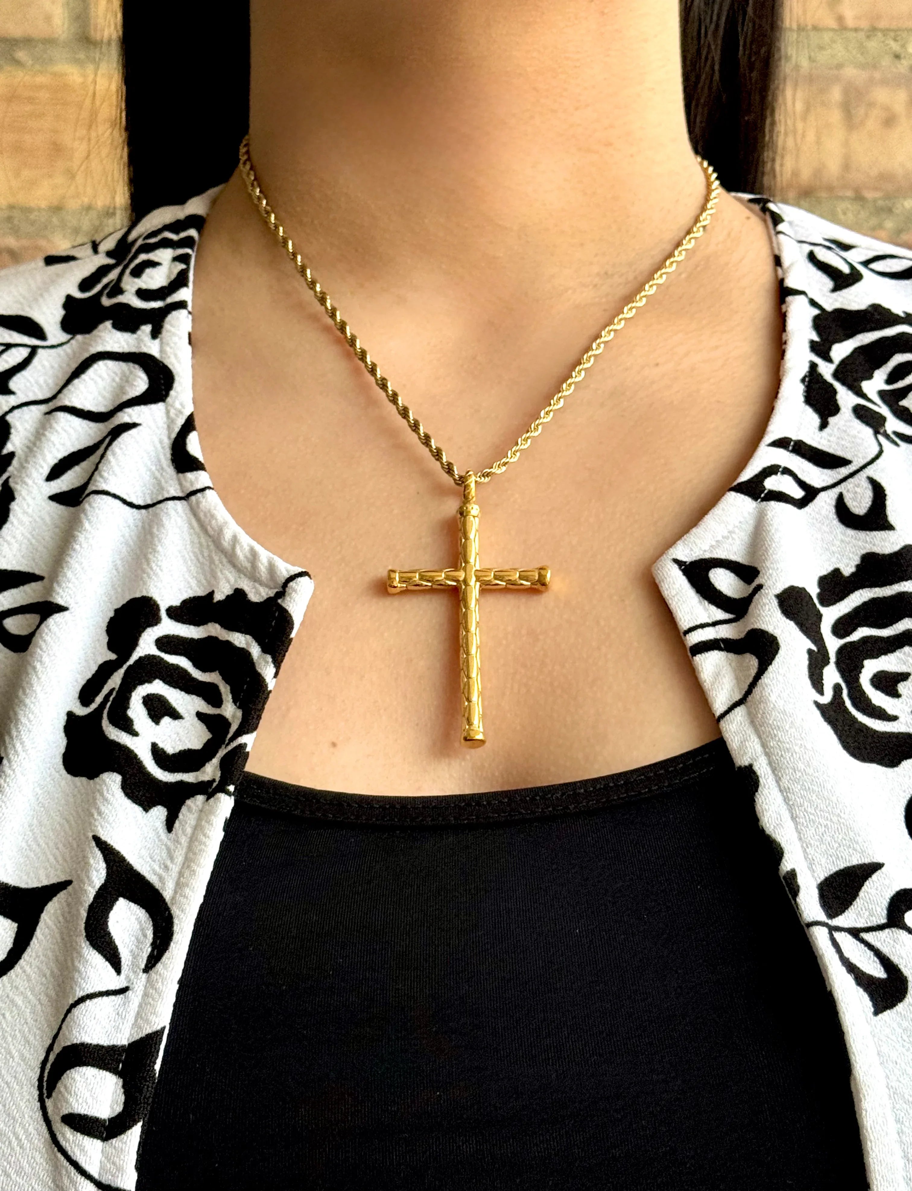 Dije Cruz Grabada - Oryos Joyeria