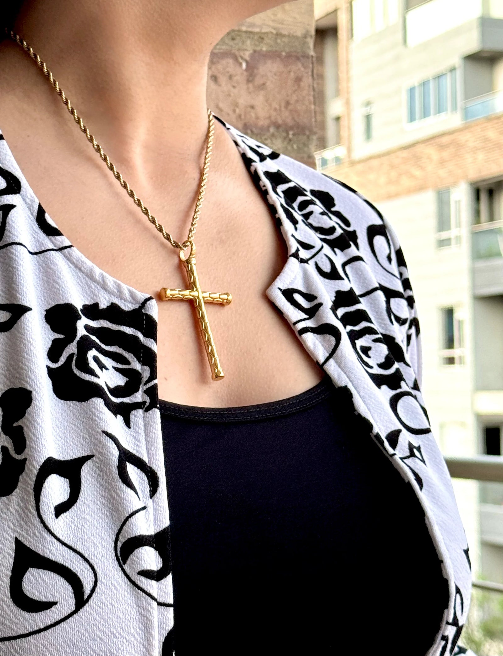 Dije Cruz Grabada - Oryos Joyeria