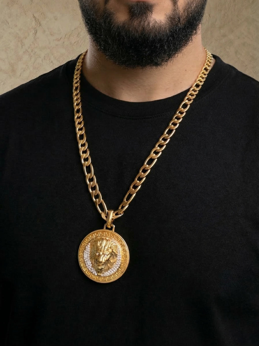 Modelo con Cadena Legado Clásico y Dije León